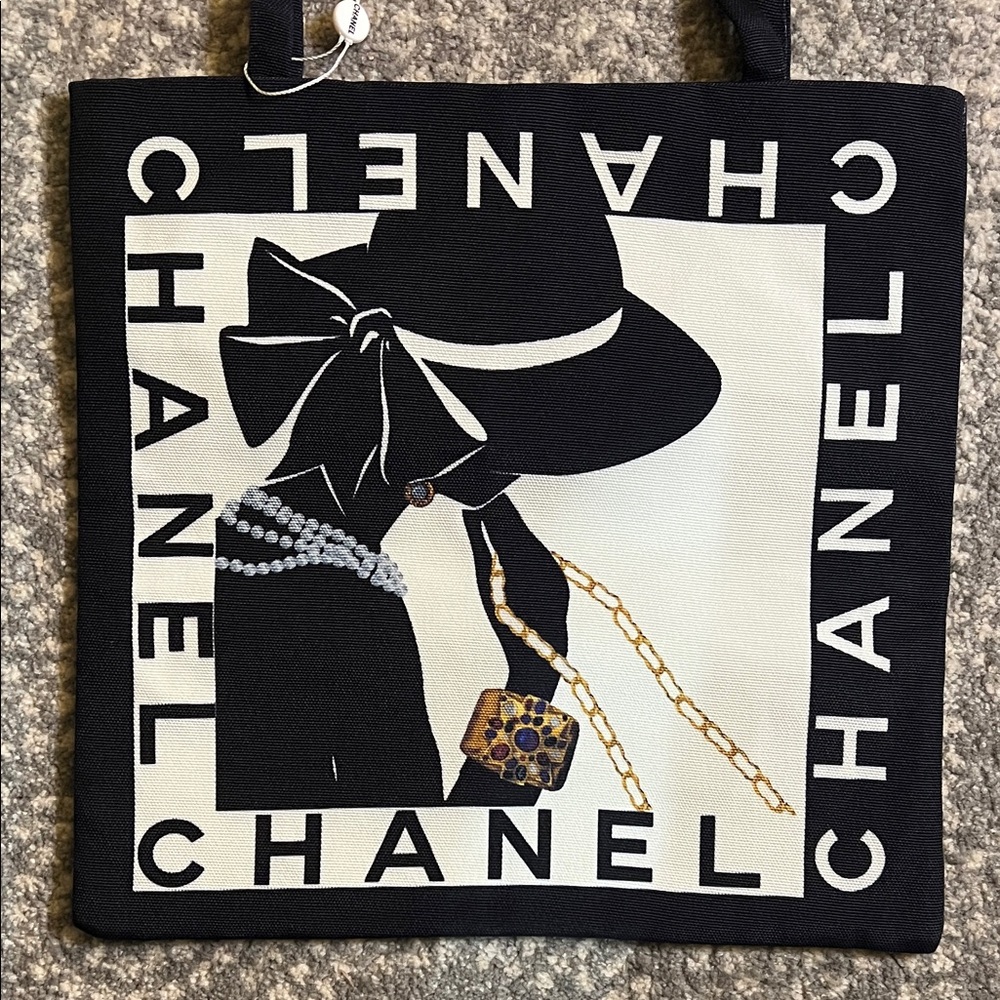 CHANEL GWP Black and Cream Graphic Tote - Picture 2 of 6